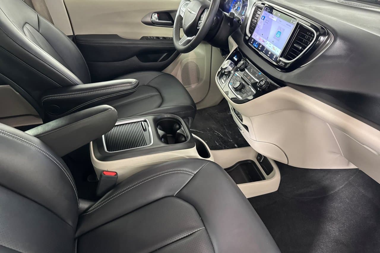 2024 Chrysler Pacifica Touring L 13
