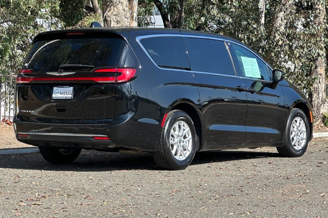 2025 Chrysler Pacifica Select 3