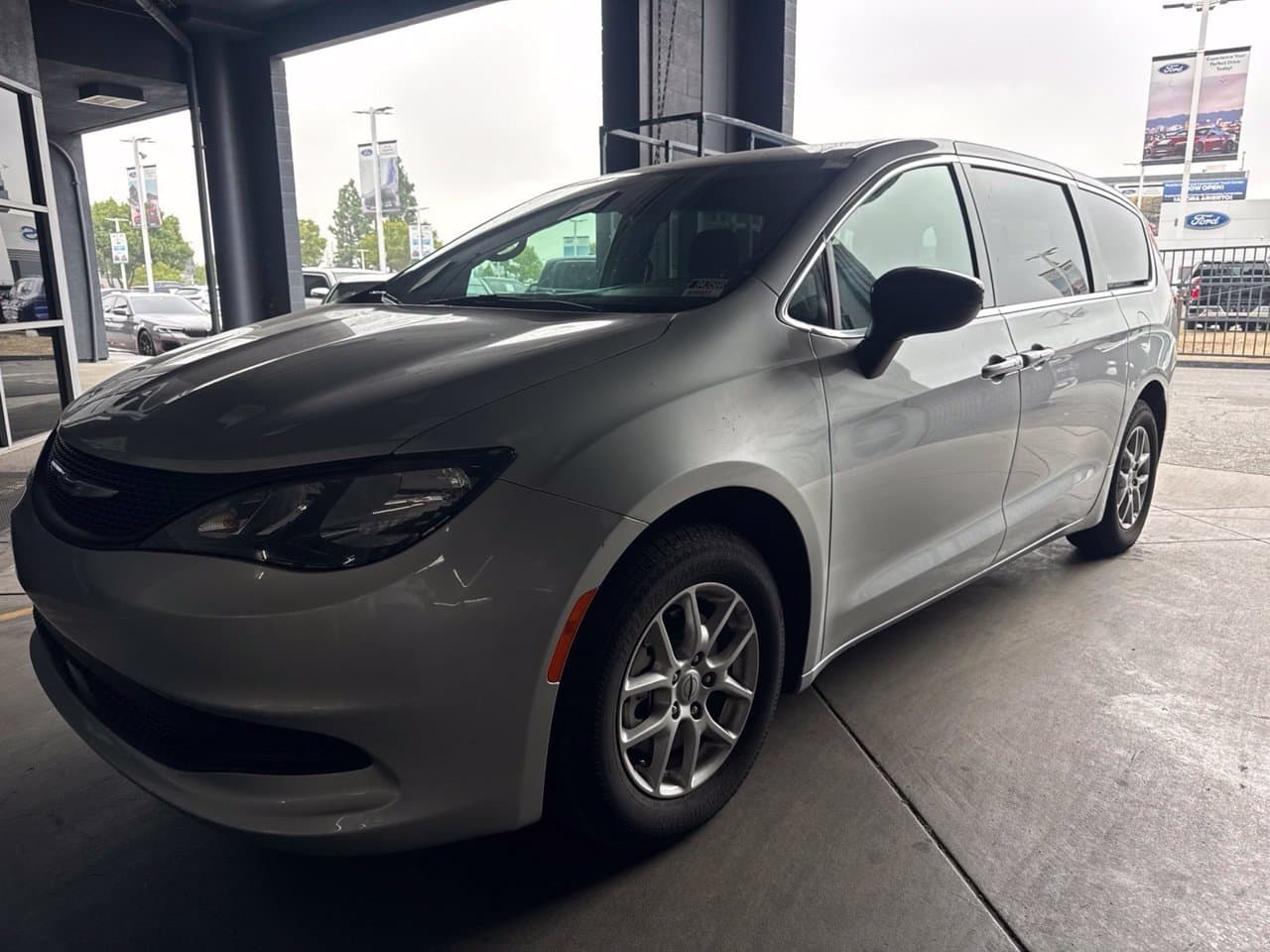 2024 Chrysler Voyager LX 2