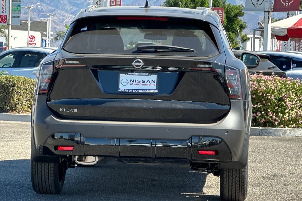 2027 Nissan Kicks SR 4