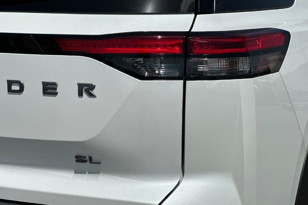 2026 Nissan Pathfinder SL 21