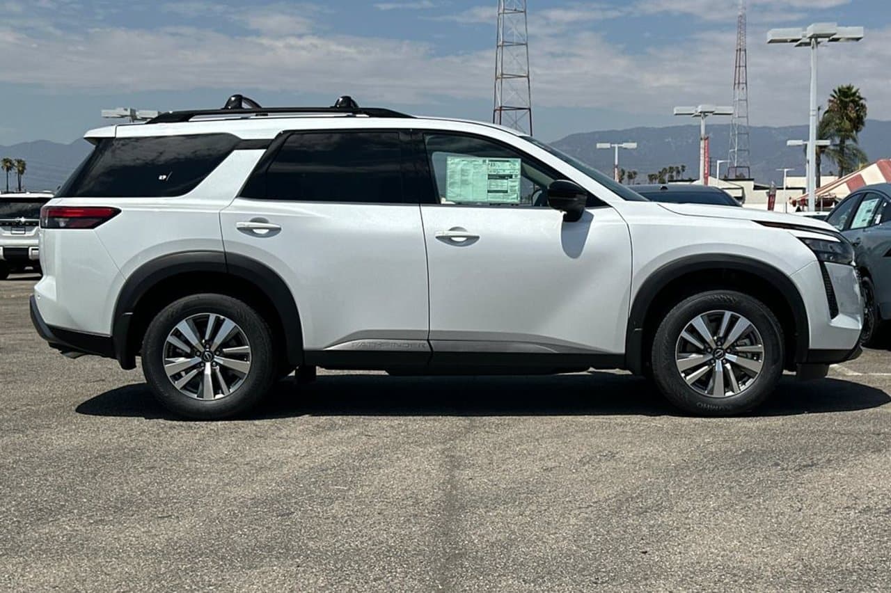 2026 Nissan Pathfinder SL 2