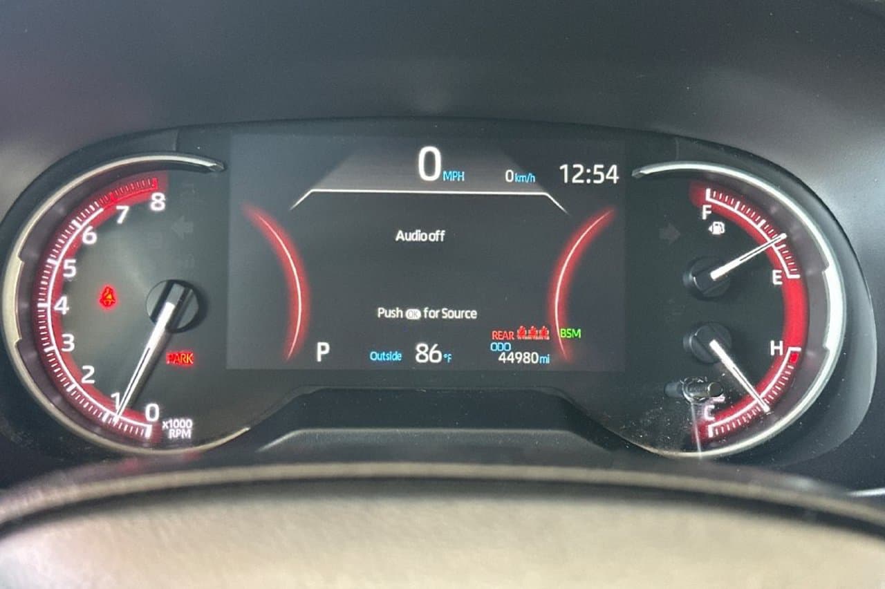 2025 Toyota RAV4 XLE 21