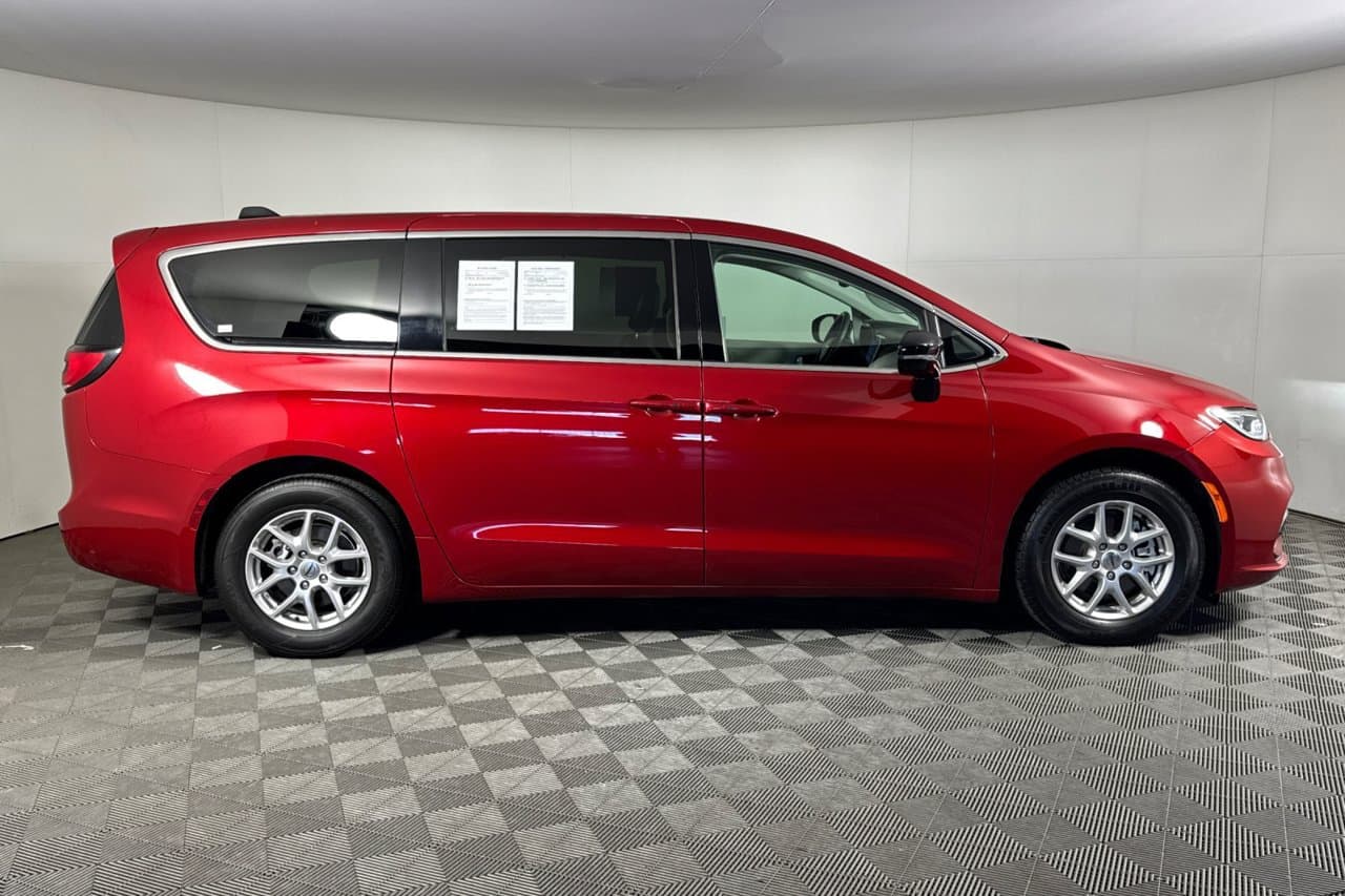 2024 Chrysler Pacifica Touring L 2