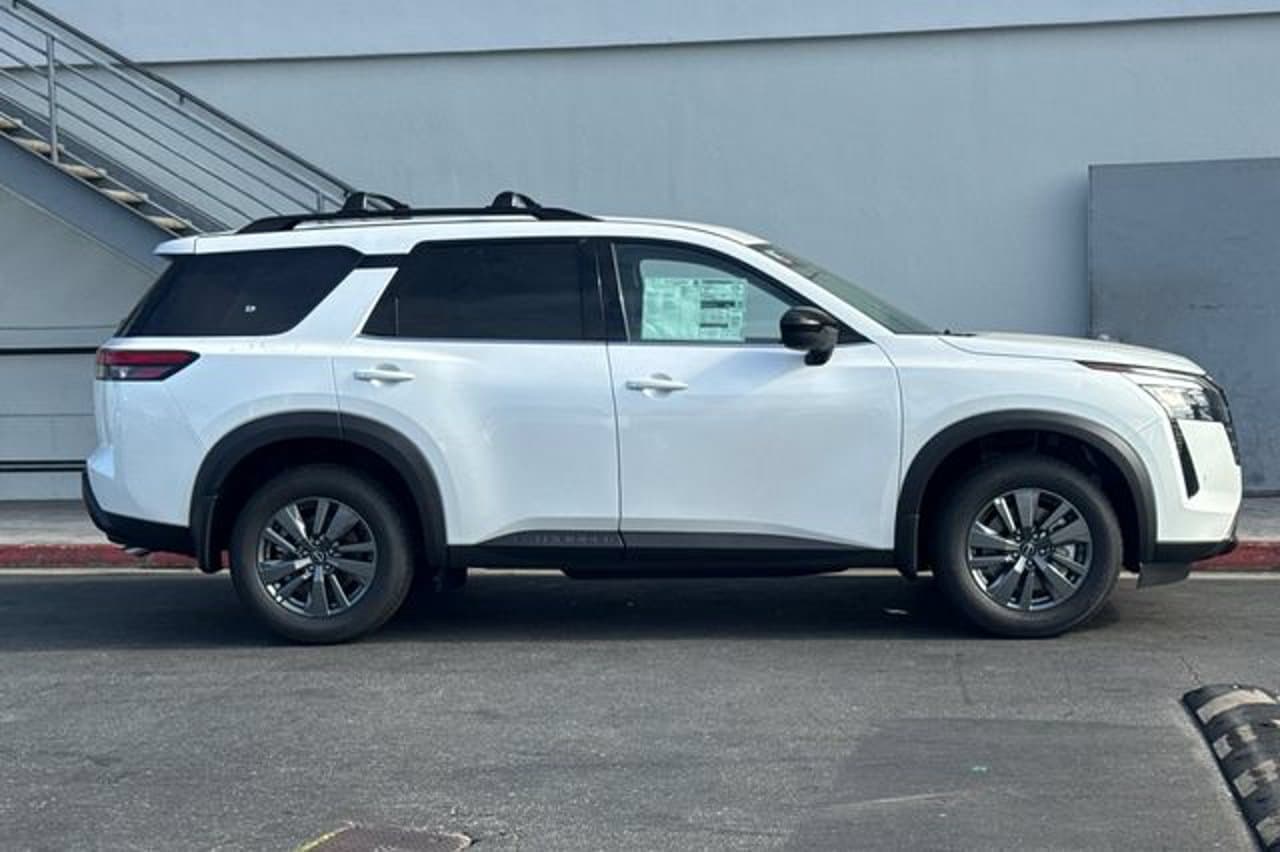 2026 Nissan Pathfinder SV 2