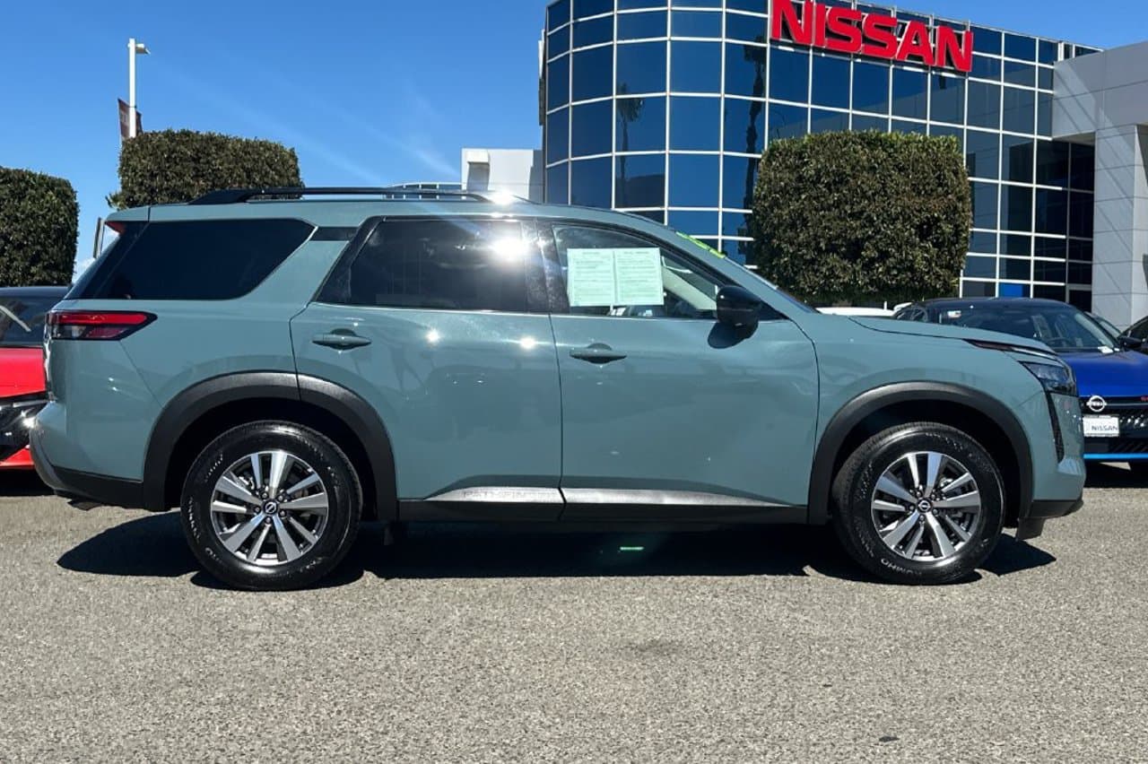 2026 Nissan Pathfinder SL 3