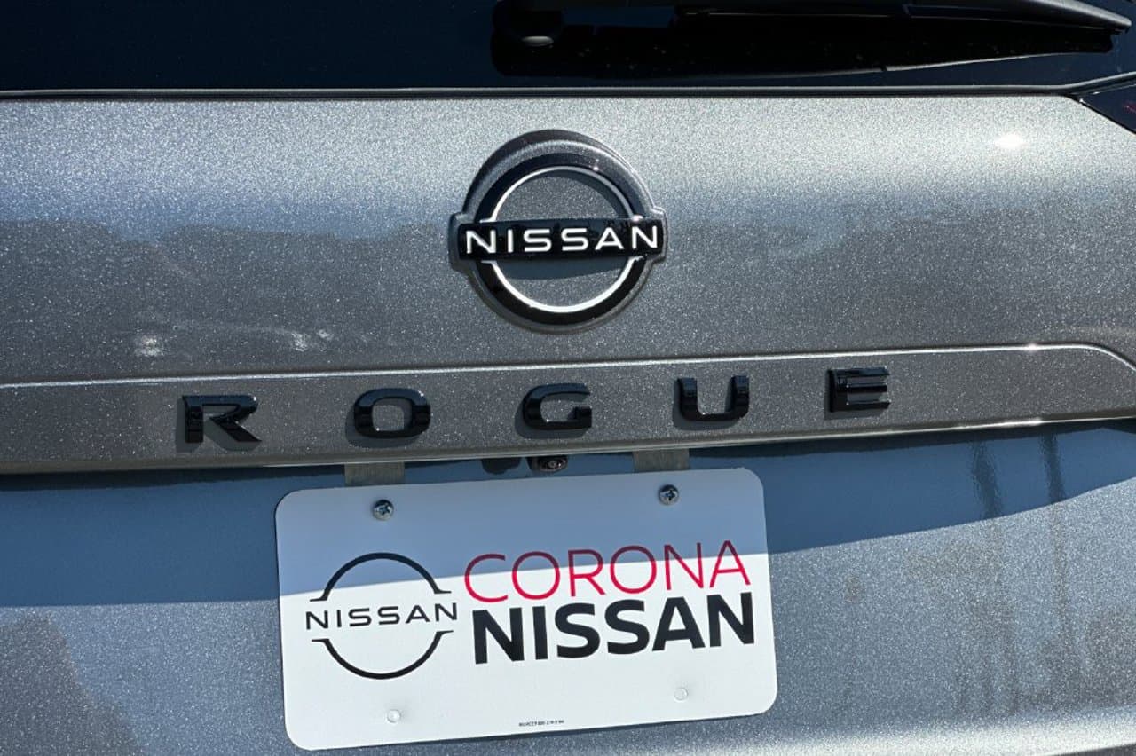2027 Nissan Rogue Dark Armor 24