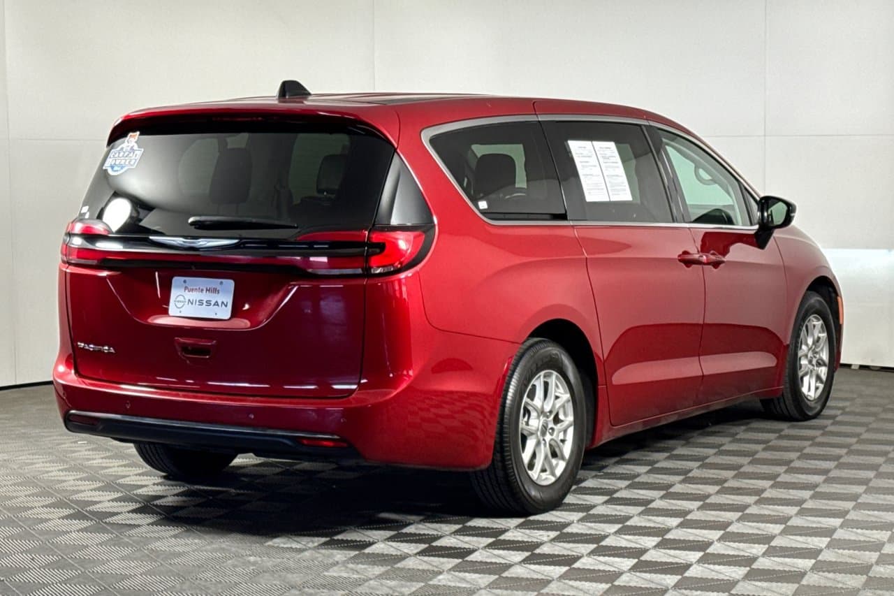 2024 Chrysler Pacifica Touring L 3