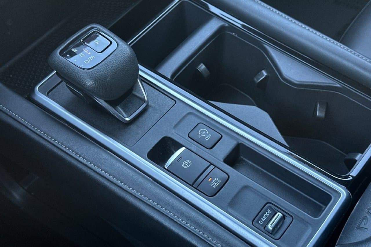 2025 Nissan Pathfinder SL 19