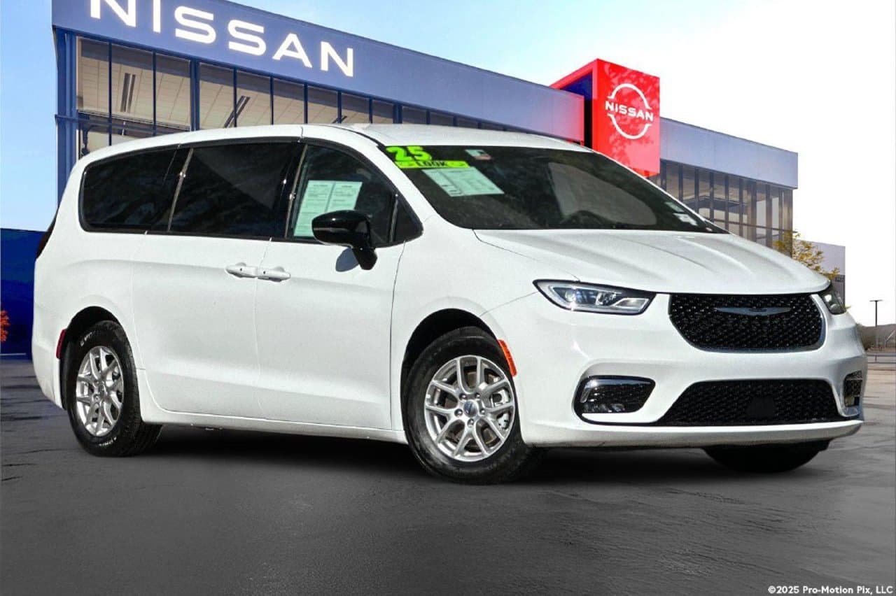 2025 Chrysler Pacifica Select 1