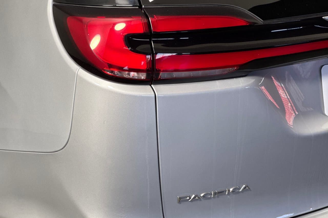 2024 Chrysler Pacifica Touring L 24