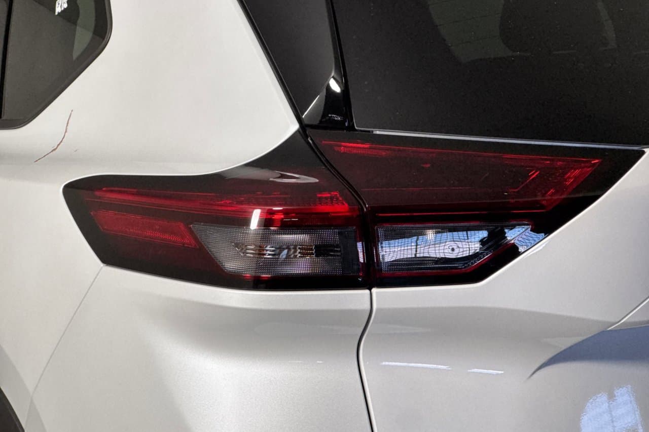 2026 Nissan Rogue Dark Armor 23