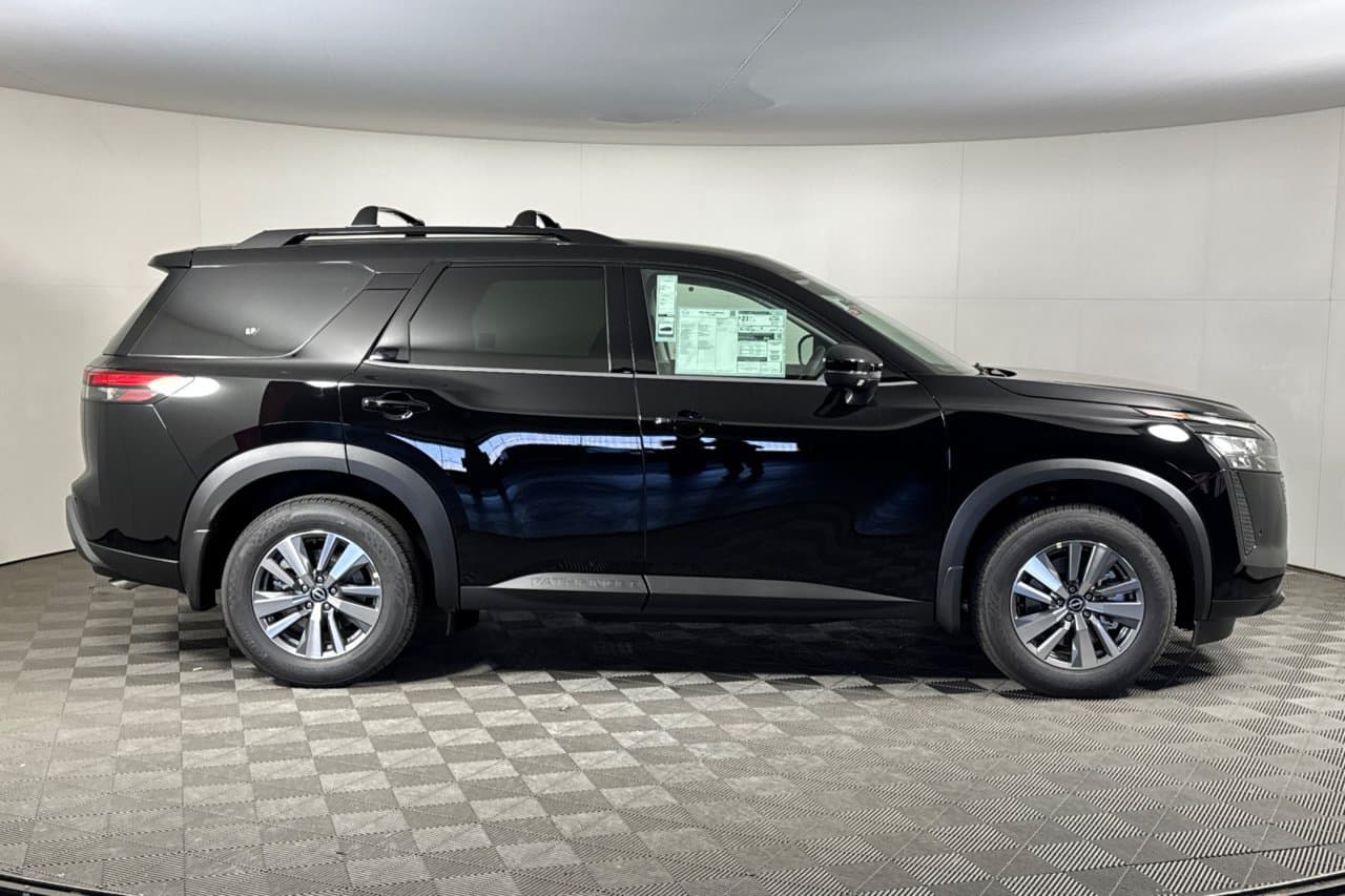 2026 Nissan Pathfinder SL 2