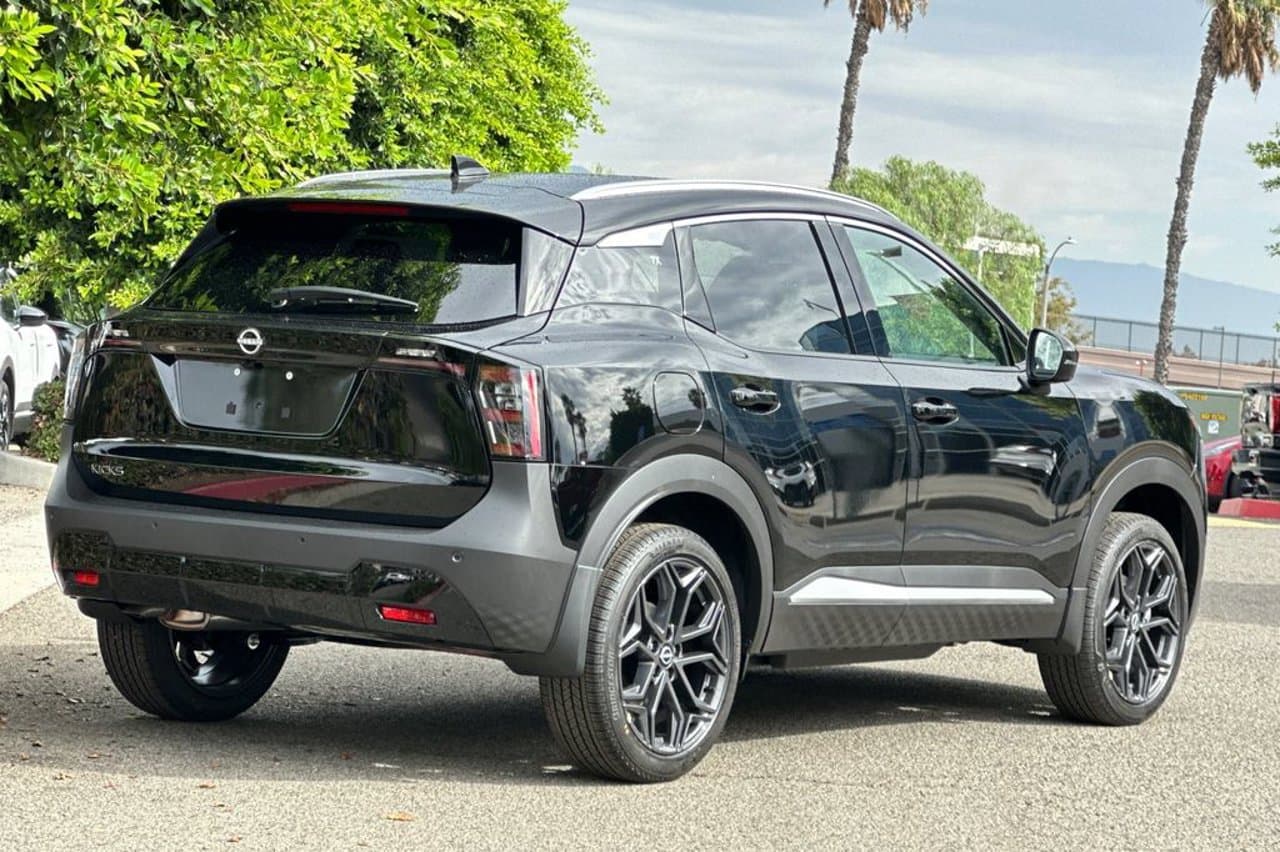 2027 Nissan Kicks SR 4