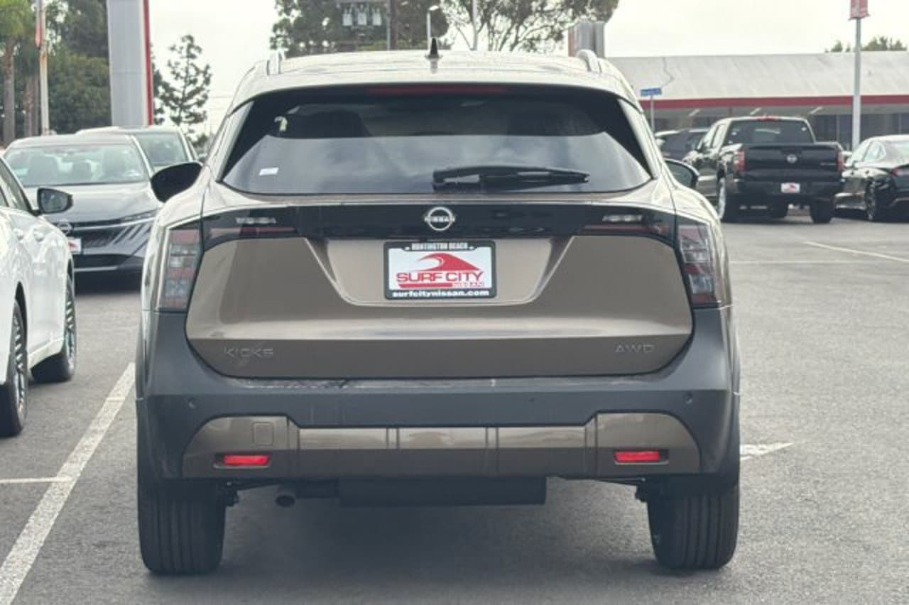 2027 Nissan Kicks SR 4