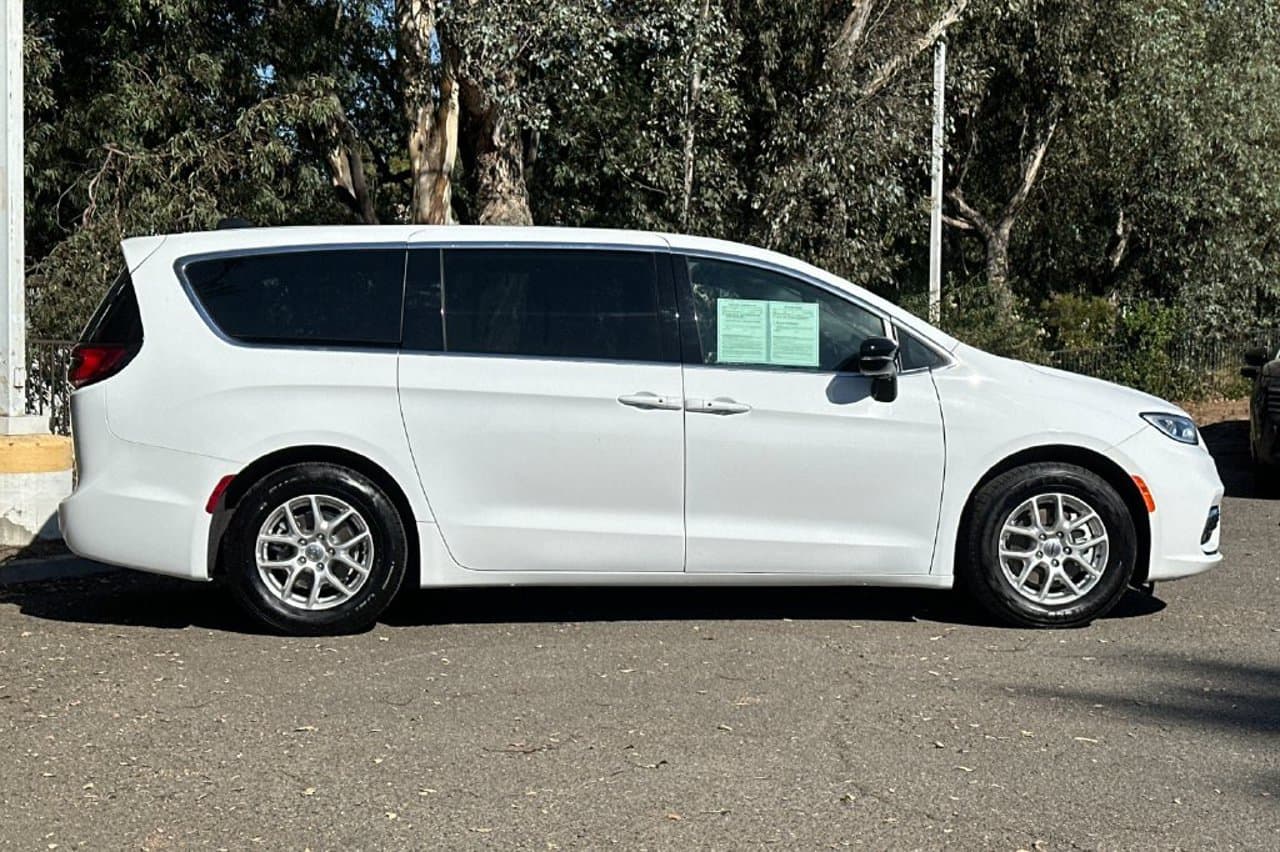 2025 Chrysler Pacifica Select 3