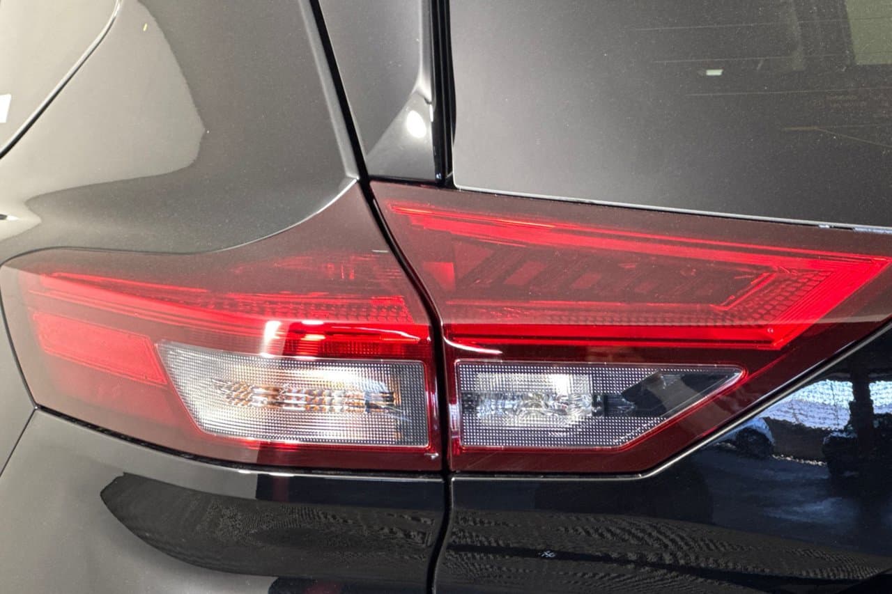 2026 Nissan Rogue Dark Armor 23