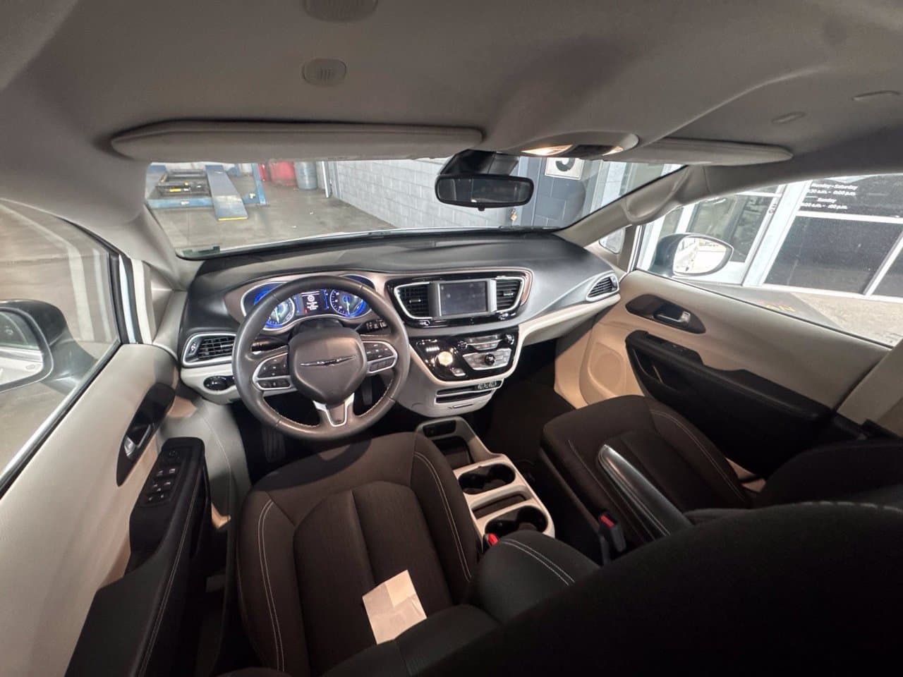 2024 Chrysler Voyager LX 4