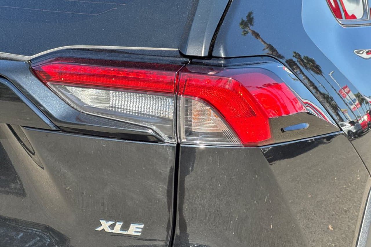 2025 Toyota RAV4 XLE 23