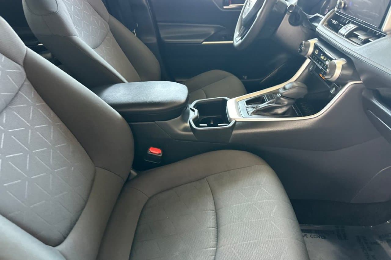 2025 Toyota RAV4 XLE 13
