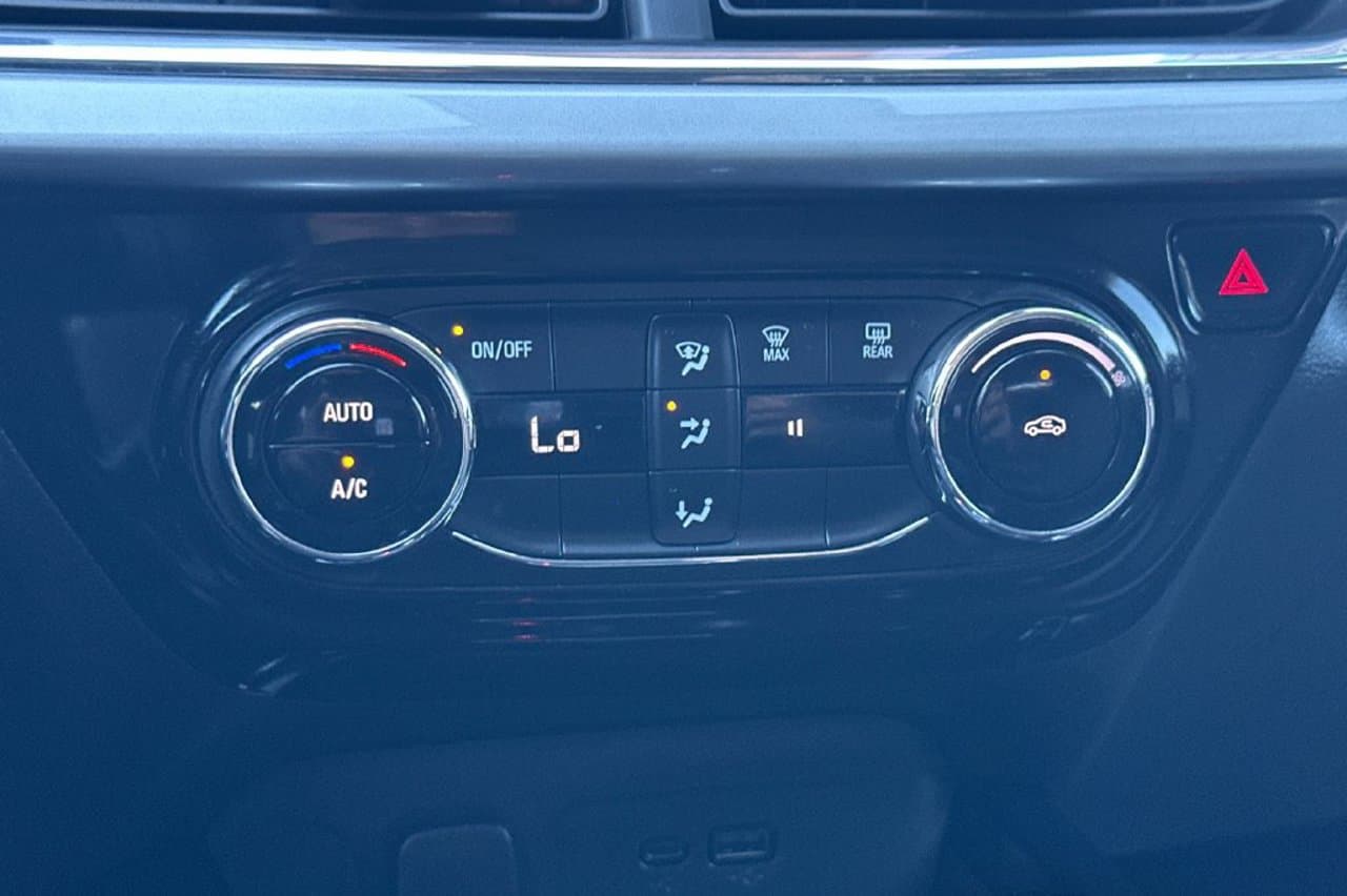 2025 Chevrolet Trax LT 17