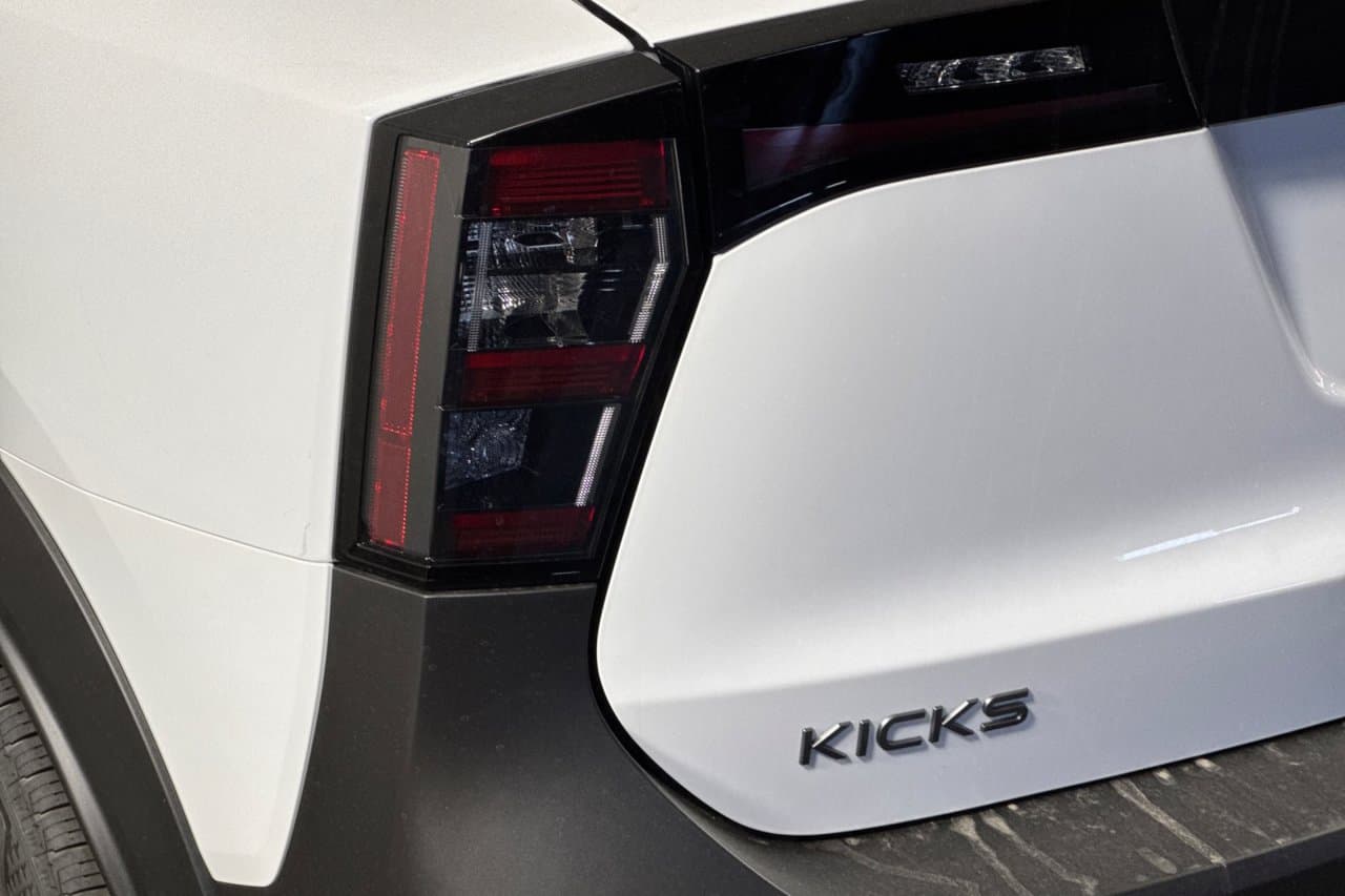 2027 Nissan Kicks SV 23