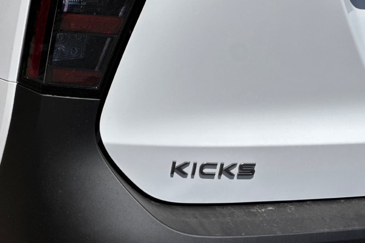 2027 Nissan Kicks SV 22