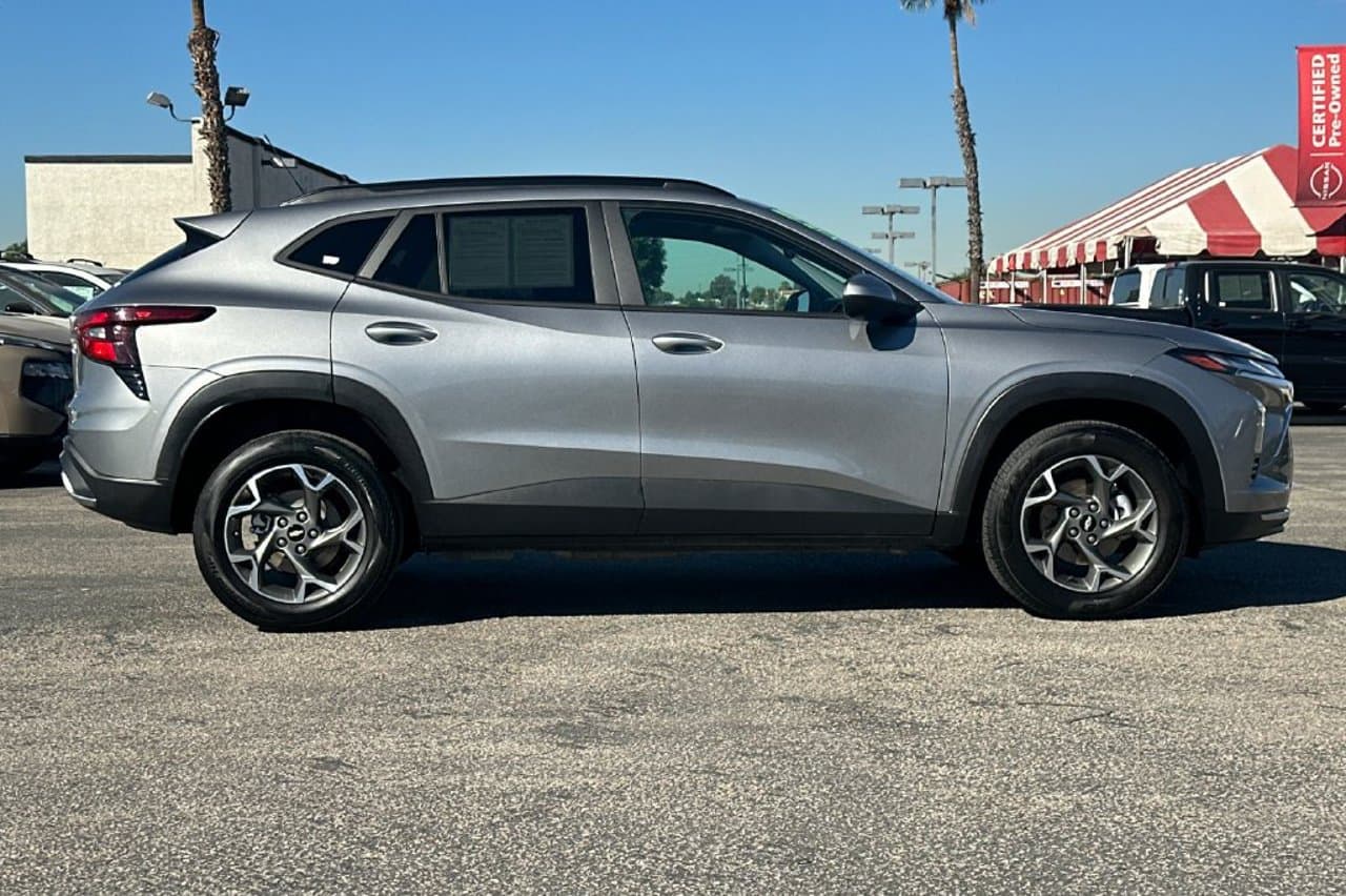 2025 Chevrolet Trax LT 2