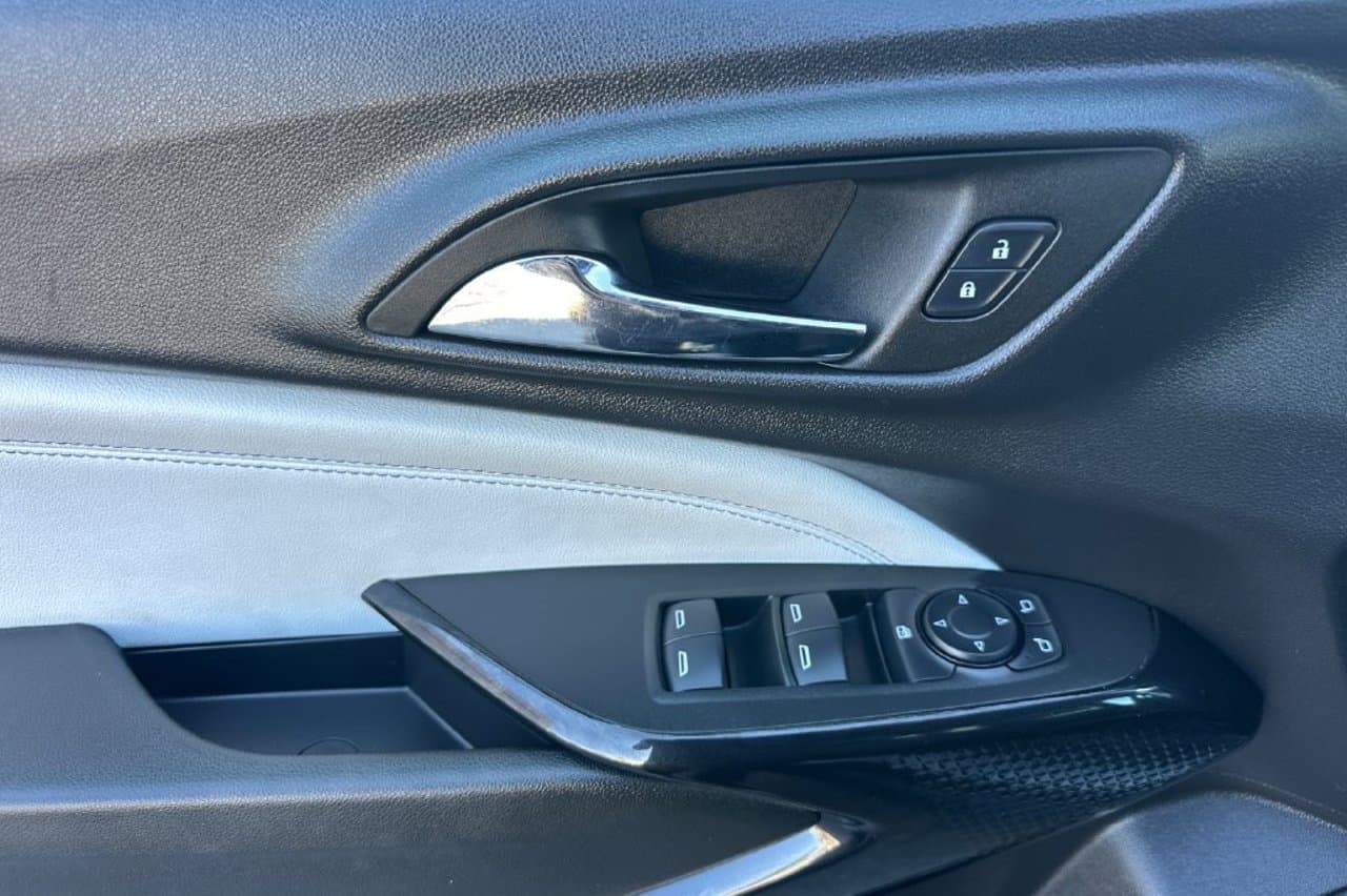 2025 Chevrolet Trax LT 8