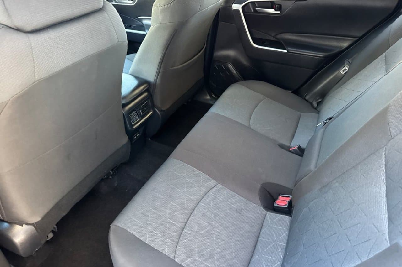 2025 Toyota RAV4 XLE 10