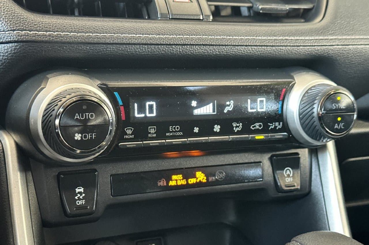 2025 Toyota RAV4 XLE 17